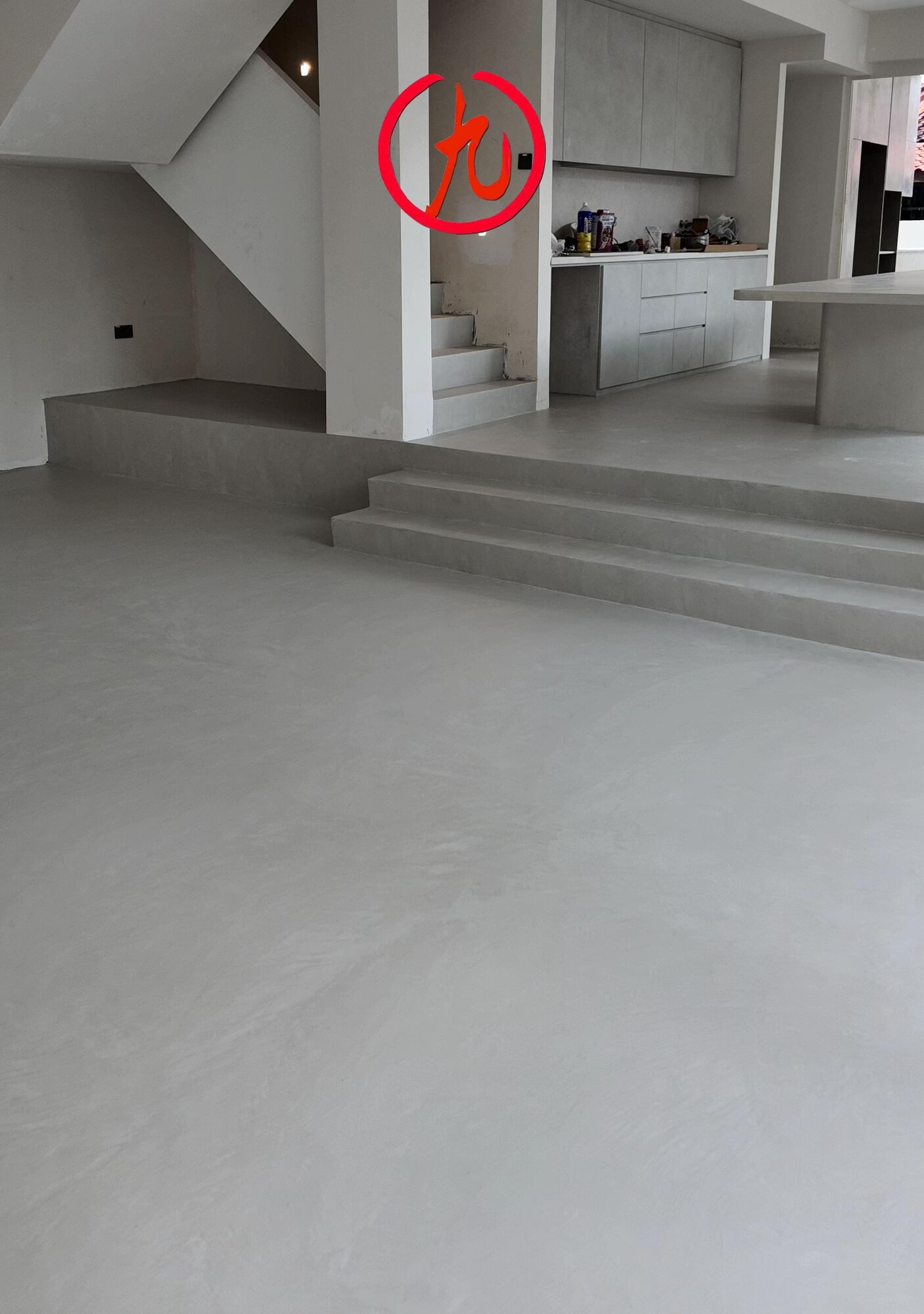 Seamless microcement floor running through a landed home