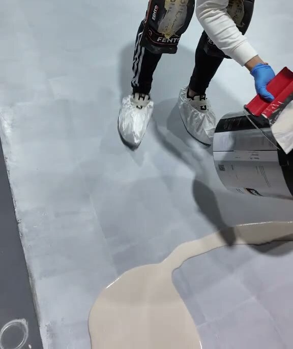 Jiu Ding Sheng applying microcement on site